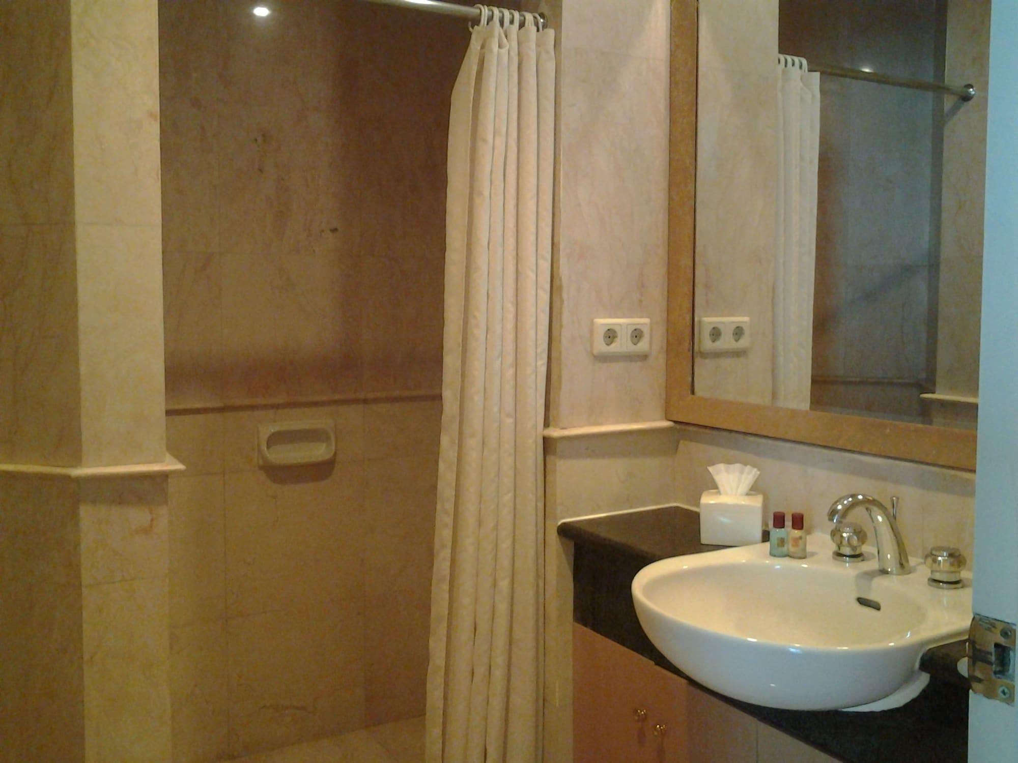 Batavia Hotel & Serviced Apartments Jakarta Buitenkant foto