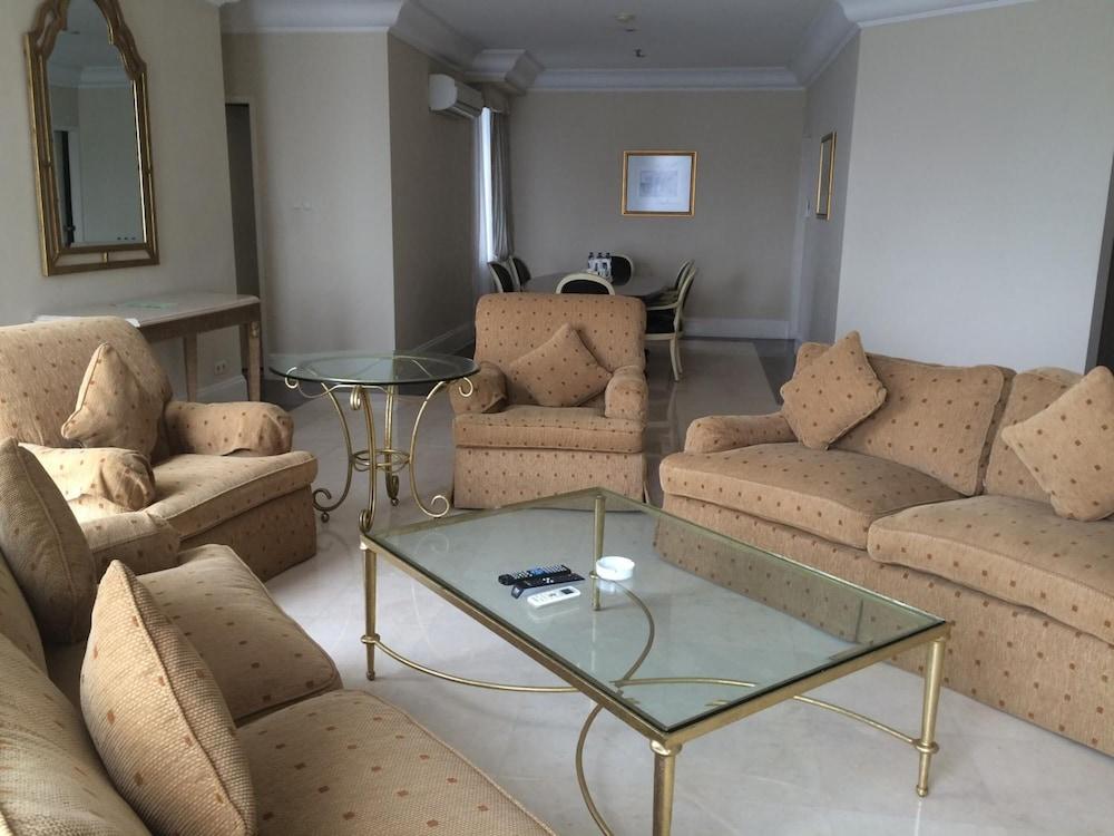 Batavia Hotel & Serviced Apartments Jakarta Buitenkant foto